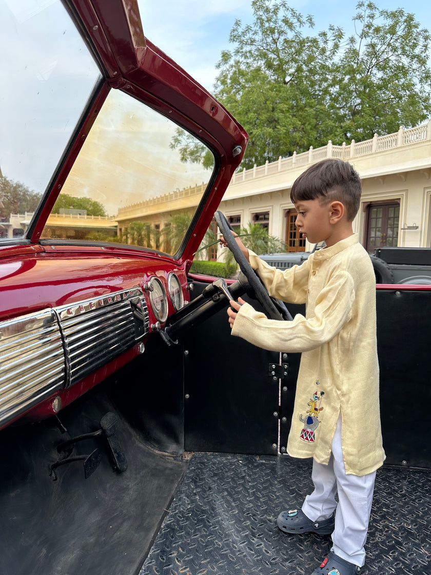 طقم بيجاما كورتا من الموسلين والقطن الخالص المطرّز بخدعة السيرك الكلاسيكية من الخيزران
